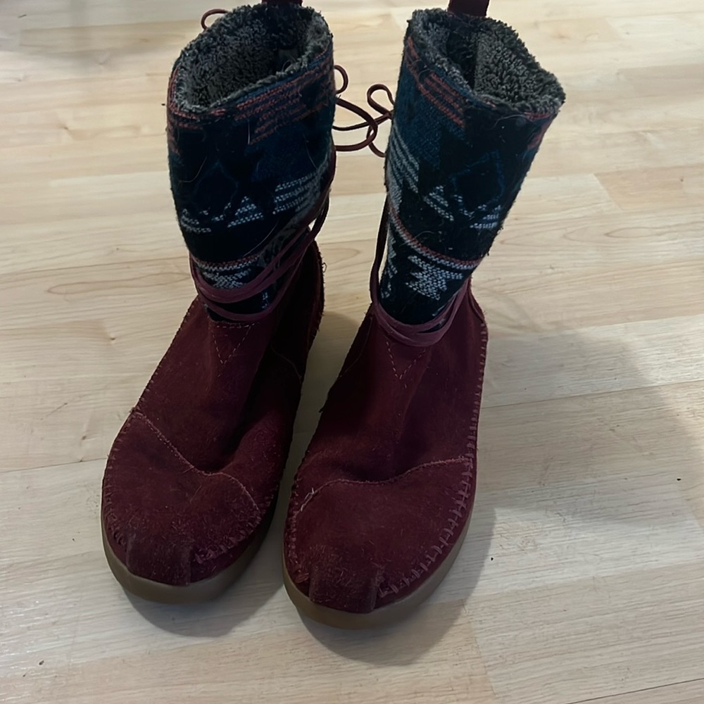 Tom’s women’s size 7 moccasin type boots